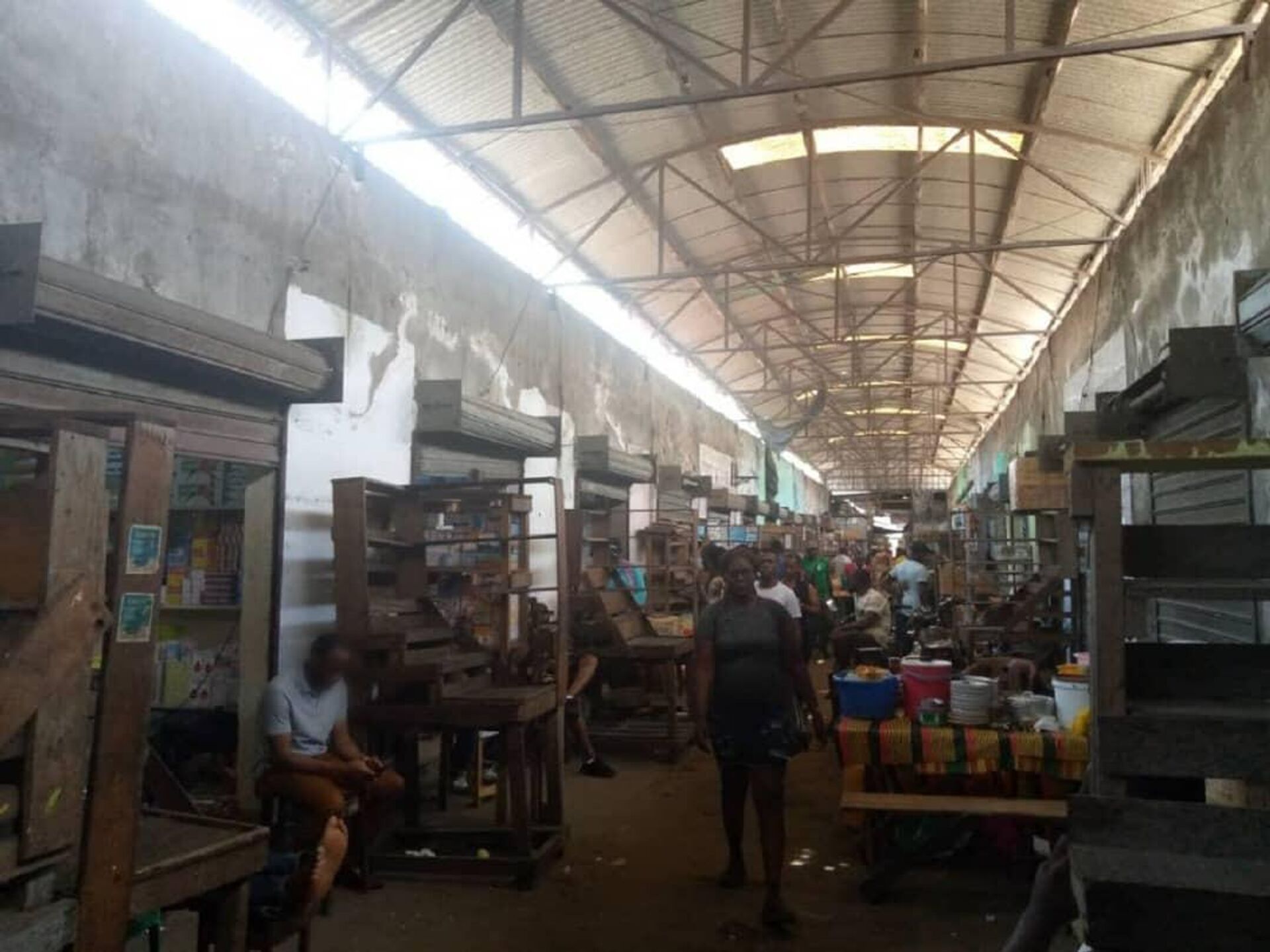 Un des couloirs du lieu-dit Gazon au marché central de Douala où sont commercialisés les médicaments.  - Sputnik Afrique, 1920, 01.10.2021