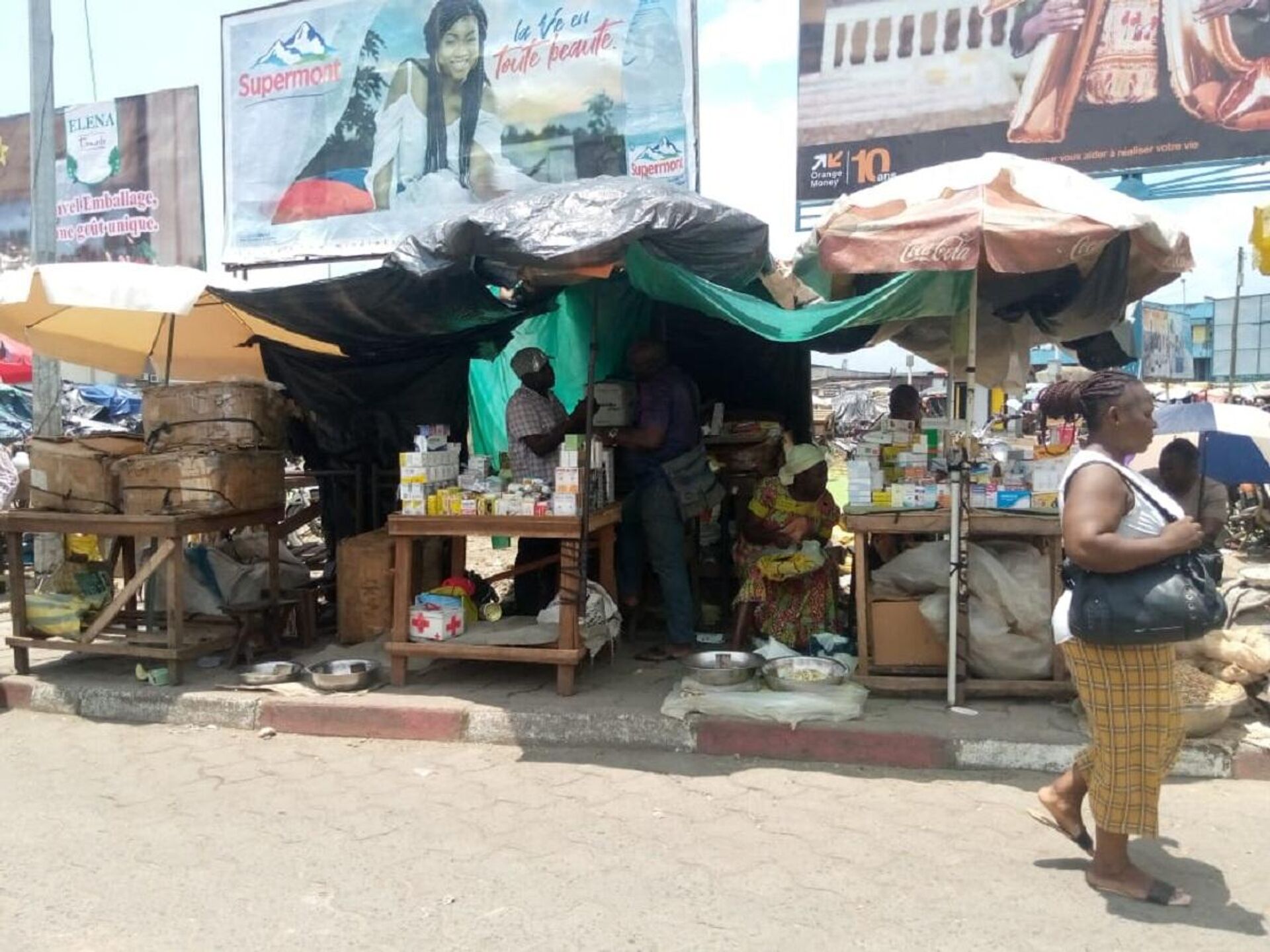 Des vendeurs des médicaments de rue installés aux abords du marché central de Douala - Sputnik Afrique, 1920, 01.10.2021