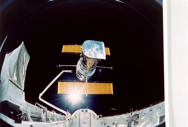 Lancé en orbite en 1990, le télescope Hubble (sur la photo) devient les &quot;yeux&quot; de l&#x27;humanité. Il est capable de regarder plus loin qu’aucun autre télescope et montre les beautés de l&#x27;Univers que personne ne pourrait imaginer. - Sputnik Afrique