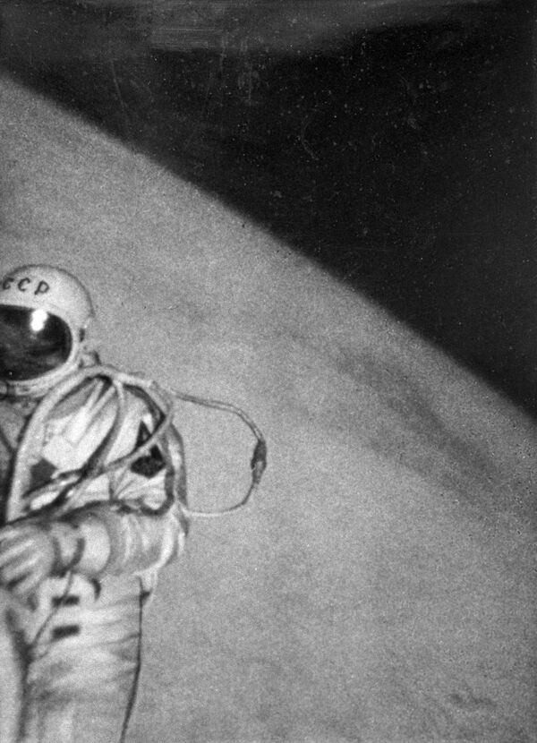 Le 18 mars 1965, une sortie extravéhiculaire a lieu pour la première fois de l’histoire de l’aéronautique. Elle a été réalisée par le cosmonaute soviétique Alexeï Leonov (sur la photo) dans le cadre de la mission Voskhod 2 les 18 et 19 mars 1965. - Sputnik Afrique