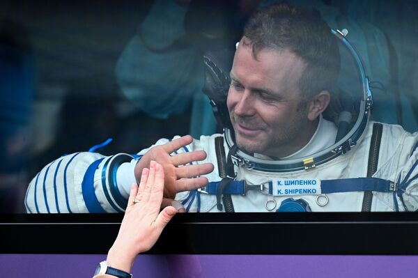 Ioulia Peressild et Klim Chipenko passeront presque quinze jours à bord de l&#x27;ISS.Sur la photo: le réalisateur Klim Chipenko avant le lancement du vaisseau spatial Soyouz MS-19 depuis le cosmodrome de Baïkonour. - Sputnik Afrique