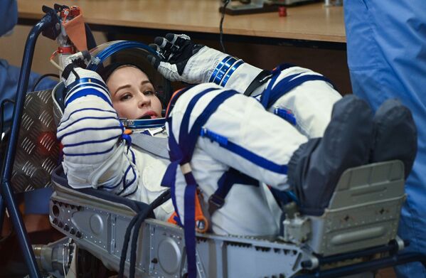 L&#x27;actrice Ioulia Peressild en train de mettre son scaphandre avant le lancement du vaisseau spatial Soyouz MS-19 depuis le cosmodrome de Baïkonour. - Sputnik Afrique