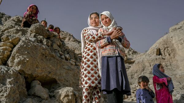 Хазарейцы у пещерных домов в афганском Бамиане  - Sputnik Afrique