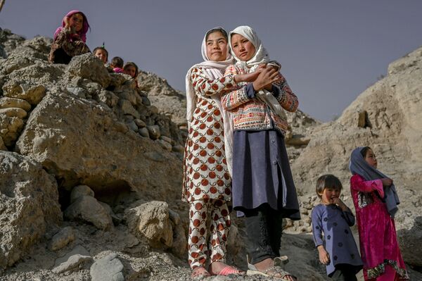 Il y a des années, des milliers d&#x27;Afghans qui avaient quitté leurs villages dévastés ont trouvé refuge dans les grottes de Bamiyan, dans le centre du pays. Actuellement, aussi bien des déplacés que des réfugiés expulsés des pays voisins vivent dans ces grottes. Cependant, la majorité de la population est constituée de Hazaras, peuple de langue iranienne d&#x27;origine mixte turco-irano-mongole, adepte de l&#x27;islam chiite.Sur la photo: des Hazaras dans les grottes où ils vivent depuis de nombreuses années. - Sputnik Afrique