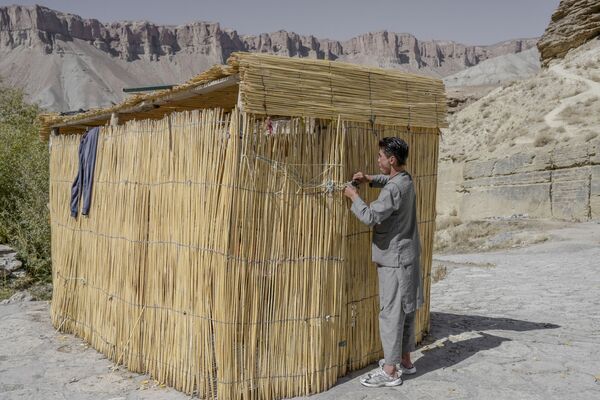 Les monastères bouddhistes sont apparus dans la vallée de Bamiyan au IIe siècle. Ils étaient taillés directement dans la roche. Les murs et les plafonds étaient ornés de fresques avant même que ce procédé ne soit connu en Europe.Sur la photo: un habitant de Bamiyan devant une cabane au toit de chaume sur les rives du lac de Band-e Amir. - Sputnik Afrique