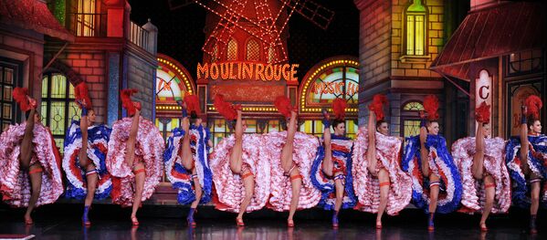 Louise Weber, dite La Goulue, est une vraie star du Moulin Rouge. Avec son partenaire Jules Renaudin, surnommé Valentin le Désossé, elle crée une véritable féérie sur la scène du cabaret.Sur la photo: des danseuses du Moulin Rouge établissent le record du monde du nombre de ronds de jambe, 2010. - Sputnik Afrique