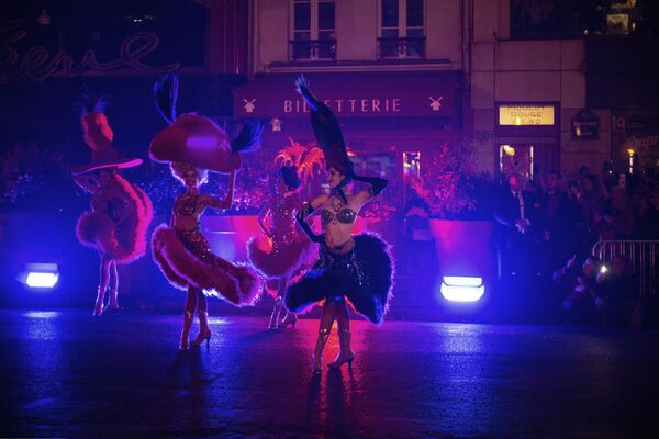 Plusieurs films ont été consacrés au Moulin Rouge, de nombreuses chansons ont été écrites sur le cabaret parisien, dont la plus célèbre est Lady Marmalade, interprétée par Christina Aguilera, Pink, Lil&#x27; Kim et Mýa, cette chanson fait partie de la bande originale du film Moulin rouge (2001).Sur la photo: des danseuses du Moulin Rouge lors du 130e anniversaire du cabaret, 2019. - Sputnik Afrique