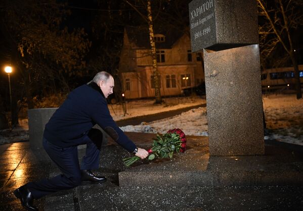 Vladimir Poutine dépose des fleurs au pied du monument consacré à Iouli Khariton à Sarov lors d&#x27;un déplacement dans la région de Nijni Novgorod, le 26 novembre 2020. - Sputnik Afrique