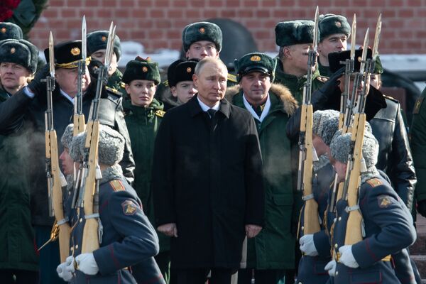 Poutine lors de la cérémonie de dépôt de gerbe sur la tombe du Soldat inconnu à l’occasion de la Journée du défenseur de la patrie dans le jardin Alexandre, près du Kremlin, le 23 février 2021. - Sputnik Afrique