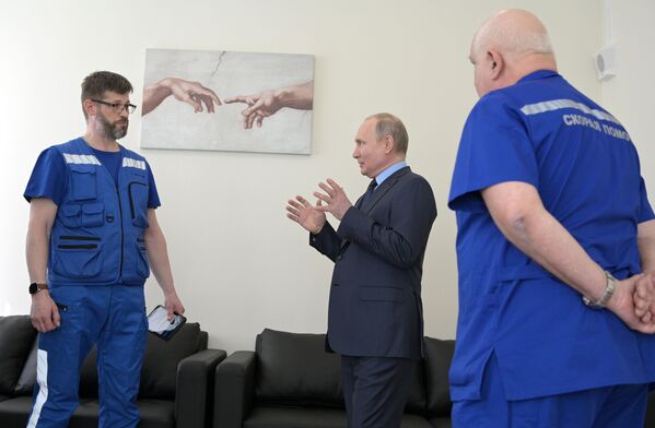 Le chef de l’État russe visite le nouveau bâtiment du service des urgences à Pouchkino, dans la banlieue de Moscou, le 28 avril 2021. - Sputnik Afrique