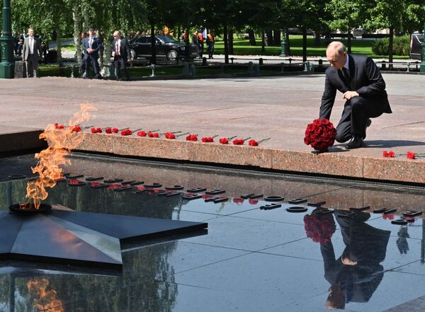 Vladimir Poutine lors de la cérémonie de dépôt de fleurs sur la tombe du Soldat inconnu dans le jardin Alexandre le Jour du souvenir et du deuil, le 22 juin 2021. - Sputnik Afrique