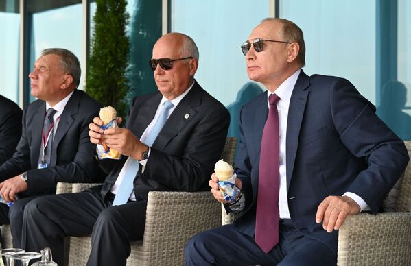 Vladimir Poutine avec des personnalités officielles russes lors de l&#x27;ouverture du Salon international aérospatial MAKS 2021 à Joukovski, dans la banlieue de Moscou, le 20 juillet 2021. - Sputnik Afrique