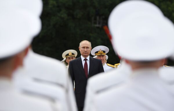 Poutine, également commandant en chef des forces armées russes, lors de la grande parade navale à l&#x27;occasion de la Journée de la marine russe, le 25 juillet 2021. - Sputnik Afrique