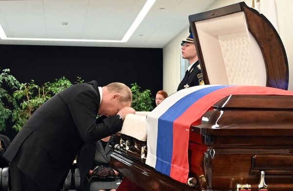 Vladimir Poutine lors de la cérémonie d&#x27;adieu à Evgueni Zinitchev, ministre russe des Situations d’urgence, mort en tentant de sauver un homme, le 10 septembre 2021. - Sputnik Afrique