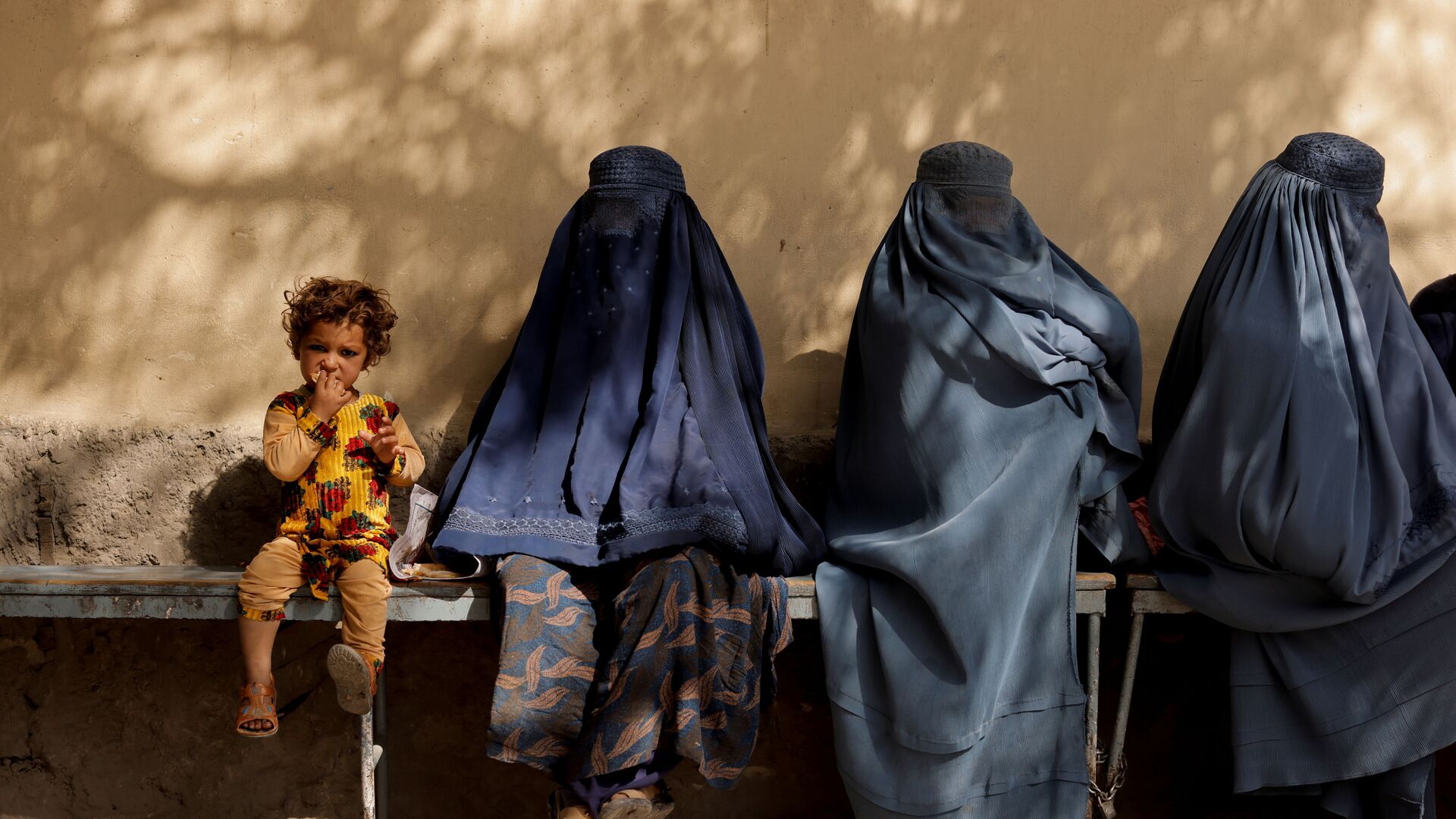 Девочка рядом с женщинами в бурке у больницы в Кабуле  - Sputnik Afrique, 1920, 10.12.2021