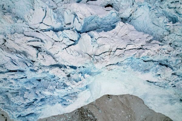 Au fur et à mesure qu’on s&#x27;approche du glacier Eqi, on croise d’abord des petits morceaux de banquises qui deviennent de plus en plus nombreux, et des petits icebergs. - Sputnik Afrique