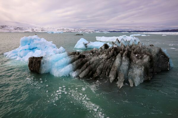 Une partie du glacier fond puis se glace à nouveau, donnant de nombreuses nuances de bleu. - Sputnik Afrique