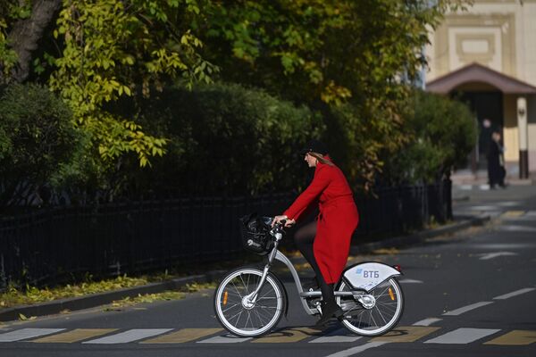 Une jeune femme fait du vélo près du couvent de Novodievitchi, à Moscou. - Sputnik Afrique