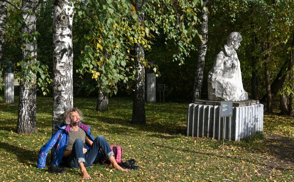 Selon les prévisions, la première neige à Moscou et dans sa région est à attendre d&#x27;ici le 20 octobre.Sur la photo: homme dans le parc des arts Muzeon. - Sputnik Afrique