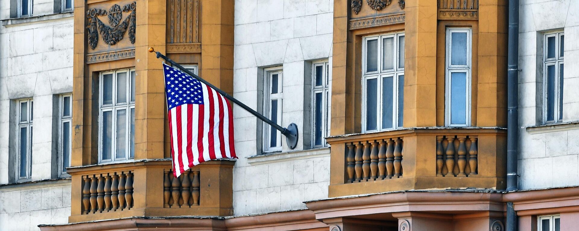 Le drapeau américain près de l'ambassade américaine à Moscou - Sputnik Afrique, 1920, 09.10.2021