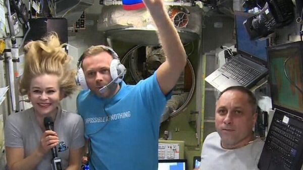 l'actrice Ioulia Peressild, le réalisateur Klim Chipenko et le cosmonaute Anton Chkaplerov à bord de l'ISS - Sputnik Afrique