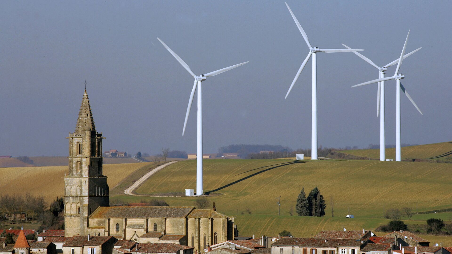 Des aérogénérateurs (éoliennes) sont visibles sur le site de Rivesaltes près de Perpignan, le 25 janvier 2006. - Sputnik Afrique, 1920, 10.10.2021