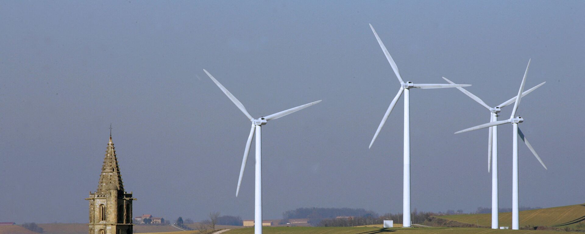 Des aérogénérateurs (éoliennes) sont visibles sur le site de Rivesaltes près de Perpignan, le 25 janvier 2006. - Sputnik Afrique, 1920, 26.10.2021