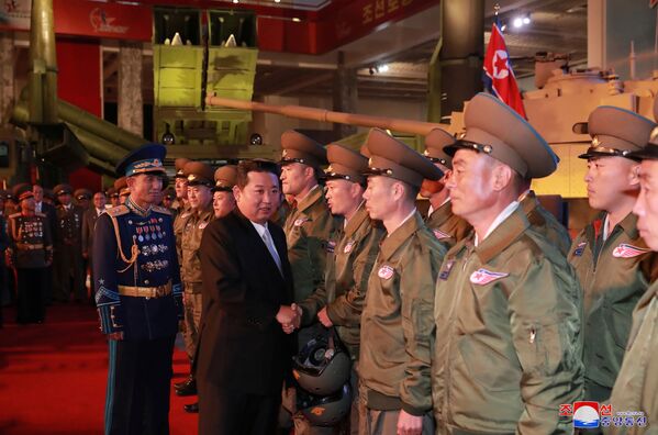 Le dirigeant nord-coréen a rappelé que les États-Unis avaient un comportement hostile à l&#x27;égard de Pyongyang et a accusé les dirigeants américains d&#x27;attiser les tensions entre les deux Corées.Sur la photo: Kim Jong-un salue des militaires lors de l&#x27;exposition Autodéfense 2021 à Pyongyang. - Sputnik Afrique