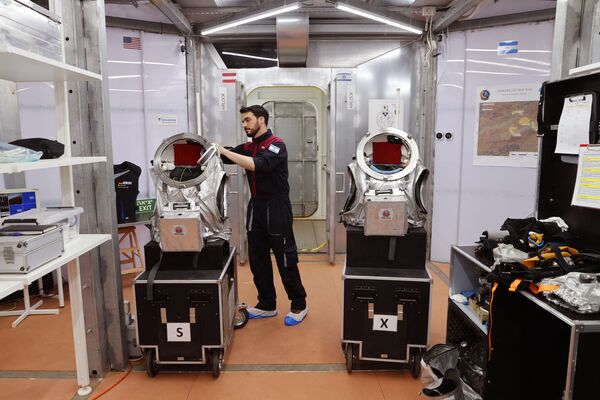 Pendant la mission, un certain nombre d&#x27;expériences seront menées sur le corps humain et sur l&#x27;environnement. Par ailleurs, le rover Exoscot et des scaphandres seront testés. - Sputnik Afrique