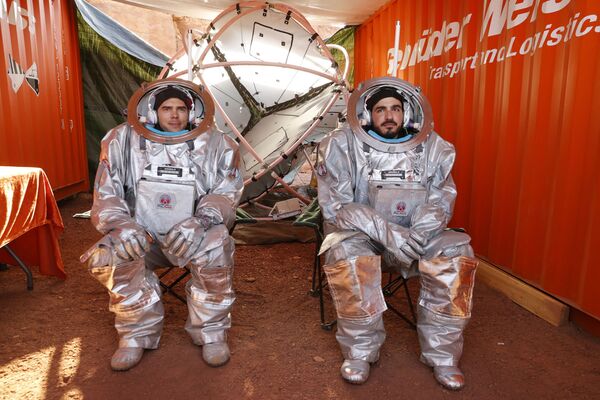 Des participants à la mission simulant les conditions de vie sur Mars dans le désert du Néguev, en Israël. - Sputnik Afrique