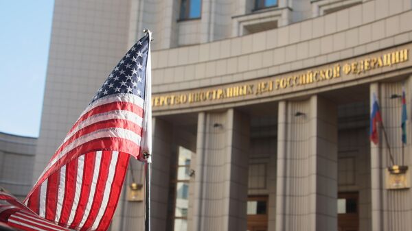 Un drapeau américain devant le ministère russe des Affaires étrangères  - Sputnik Afrique