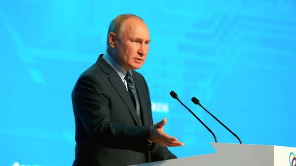 Vladimir Poutine lors d’une réunion plénière dans le cadre de la Semaine russe de l’énergie - Sputnik Afrique