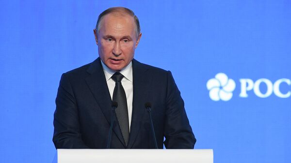 Vladimir Poutine lors d’une réunion plénière dans le cadre de la Semaine russe de l’énergie - Sputnik Afrique