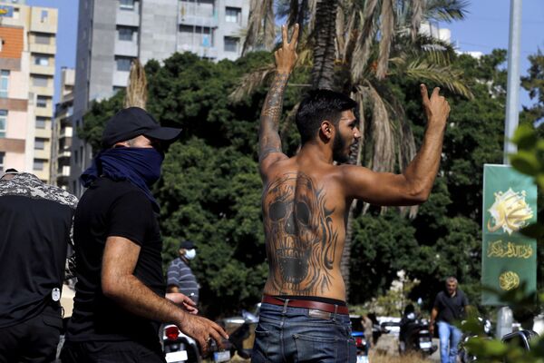 La protestation des partisans des mouvements chiites libanais Amal et Hezbollah, qui se sont rassemblés sur la place devant le palais de justice de Beyrouth en exigeant la démission du juge Tarek Bitar, s’est terminée par un échange de tirs. Selon les données préliminaires, six personnes ont été tuées et environ 60 blessées. - Sputnik Afrique