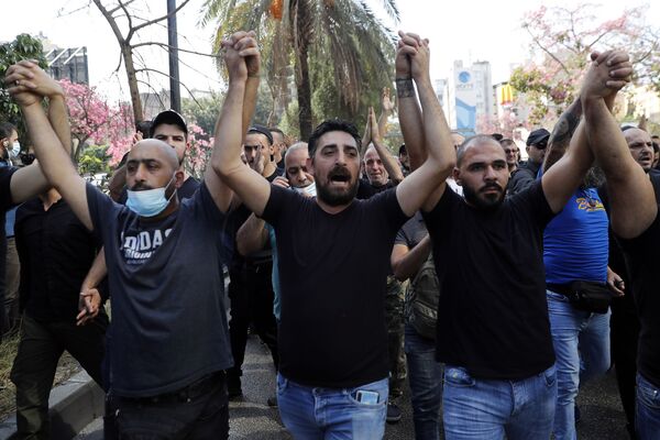 Des partisans des groupements chiites Hezbollah et Amal lors du rassemblement devant le palais de justice de Beyrouth. - Sputnik Afrique