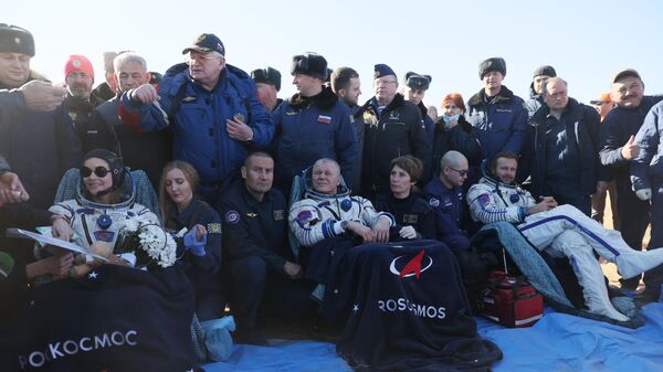 L’actrice Ioulia Peressild et le réalisateur Klim Chipenko, accompagné du cosmonaute Oleg Novitski ont atterri ce dimanche 17 octobre au matin sur Terre - Sputnik Afrique