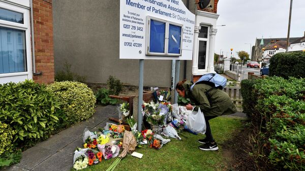 Des fleurs déposés devant l'Iveagh Conservative Club après le meurtre du député conservateur David Amess, archive photo - Sputnik Afrique
