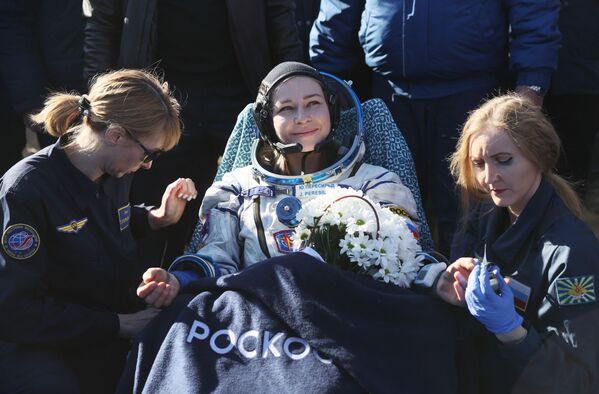 Peressild, Chipenko et Novitsky ont quitté l’ISS tôt dimanche matin. Ils ont dit au revoir aux autres astronautes de la station, ont été transférés dans le vaisseau Soyouz MS-18 et ont fermé les écoutilles. Après environ trois heures et demie, l’appareil de descente a atterri au Kazakhstan, à 148 km au sud-est de Jezkazgan.Sur la photo: l’actrice Ioulia Peressild après l’atterrissage de l’appareil de descente du vaisseau spatial Soyouz MS-18. - Sputnik Afrique