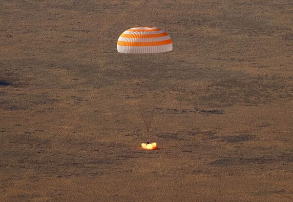 Pour Ioulia Peressild, la partie la plus marquante de l’atterrissage a été le moment où le parachute s’est ouvert et où la capsule a commencé à tourner. L’actrice a également évoqué la façon dont l’appareil &quot;brûle&quot; pendant le vol, ce que l’on peut voir à travers le hublot.Sur la photo: l’appareil de descente du vaisseau spatial Soyouz MS-18 lors de son atterrissage dans la steppe kazakhe. - Sputnik Afrique
