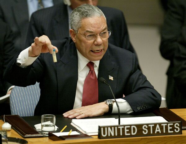 Le 5 février 2003, lors d’une réunion du Conseil de sécurité des Nations unies, Colin Powell a affirmé avoir obtenu des informations de première main concernant la technologie des armes biologiques que détiendrait le dirigeant irakien Saddam Hussein, et a montré une fiole de poudre blanche, prétendument un échantillon d&#x27;armes de destruction massive produites dans les usines irakiennes. - Sputnik Afrique