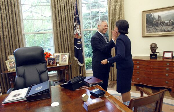 Après la fin du premier mandat de George W. Bush en 2004, Powell a annoncé sa démission.Sur la photo: Condoleezza Rice, conseillère à la sécurité nationale des États-Unis, et Colin Powell, secrétaire d&#x27;État américain, dans le Bureau ovale de la Maison-Blanche, 2002. - Sputnik Afrique