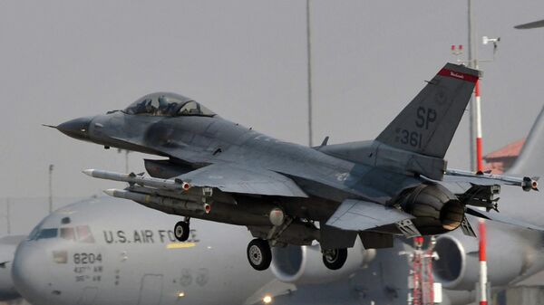 Atterrissage d'un F-16 à la baise Aviano, 25 mars 2011.  - Sputnik Afrique