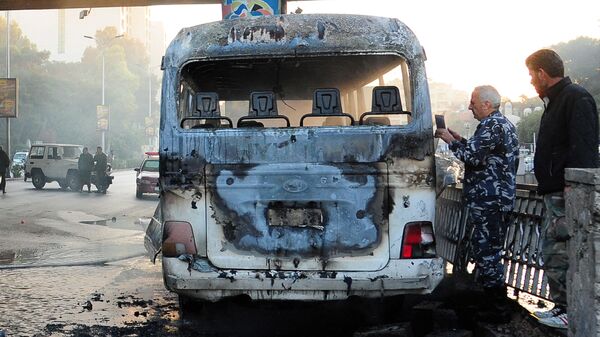 Обгоревший сирийский армейский автобус, который был атакован взрывными устройствами в Дамаске - Sputnik Afrique