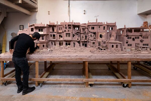 Né en 1985 en Syrie, Khaled Dawwa a manifesté son intérêt pour la sculpture dès son enfance. Sa mère, douée pour la couture, la fabrication de jouets et d’objets d’intérieur, a eu une forte influence sur lui.Sur la photo: Khaled Dawwa travaillant sur son nouveau projet. - Sputnik Afrique