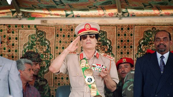 Лидер Ливии Муаммар Каддафи на военном параде в честь 25-летия его прихода к власти в Триполи, 1994 год - Sputnik Afrique