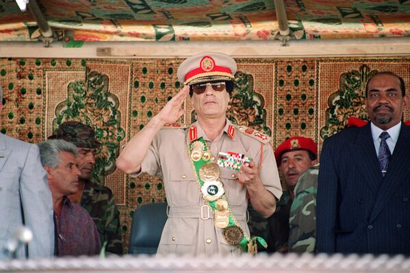 Aujourd&#x27;hui, certains pensent que Kadhafi a été tué parce qu&#x27;il avait créé un îlot de socialisme en Afrique et avait fait preuve de trop d&#x27;indépendance pendant trop longtemps.Sur la photo: Mouammar Kadhafi lors d&#x27;un défilé militaire à Tripoli, 1994. - Sputnik Afrique