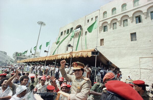 Le pays qui ne possédait que du pétrole a réussi à mettre en place une politique sociale qui lui a valu d&#x27;être envié par la moitié du monde. Pourtant, Kadhafi a été renversé et ce, pour plusieurs raisons.Sur la photo: Mouammar Kadhafi sur la place Verte (aujourd’hui place des Martyrs) à Tripoli, 1987. - Sputnik Afrique