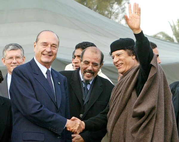 Les rebelles ont crié &quot;Allahu Akbar&quot;, tiré en l&#x27;air et donné des coups de pied à Kadhafi avant de le traîner, le visage ensanglanté, vers une voiture. Le leader libyen a tenté de faire appel à leur raison, ou du moins à leur sens de la honte, mais en vain.Sur la photo: Mouammar Kadhafi, dirigeant libyen, et Jacques Chirac, Président français, lors d&#x27;une rencontre à Tripoli, en 2004. - Sputnik Afrique