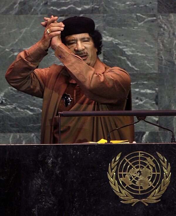 La mort violente de Kadhafi n&#x27;a pas horrifié l&#x27;opinion publique internationale. En apprenant la nouvelle de sa mort, Hillary Clinton a dit en riant: &quot;Nous sommes venus, nous avons vu, il est mort.&quot;Sur la photo: Mouammar Kadhafi intervenant à l&#x27;Assemblée générale des Nations unies au siège de l&#x27;Onu à New York, 2009. - Sputnik Afrique