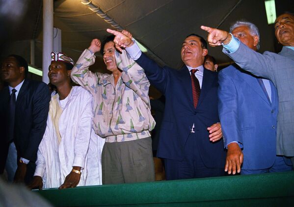 Beaucoup de choses ont changé dans le monde arabe et africain avec le départ de Kadhafi. Les printemps arabes ont conduit à l&#x27;effondrement du système existant.Sur la photo: Mouammar Kadhafi, dirigeant libyen, et Hosni Moubarak, Président égyptien, lors de l&#x27;inauguration de la grande rivière artificielle en Libye, 1991. - Sputnik Afrique
